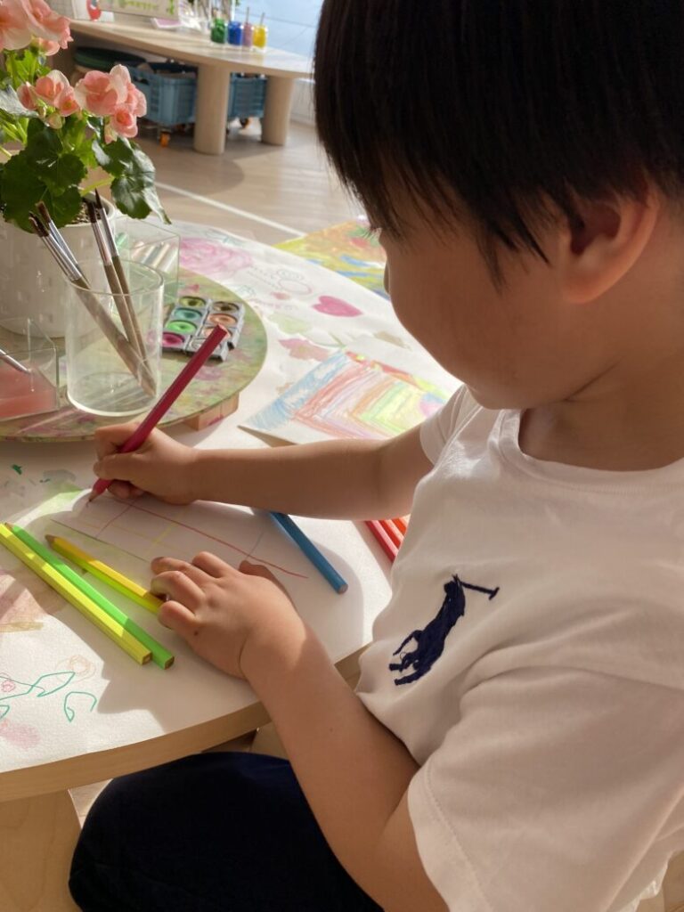 リゾナーレ大阪のアトリエでお絵かきする6歳子供